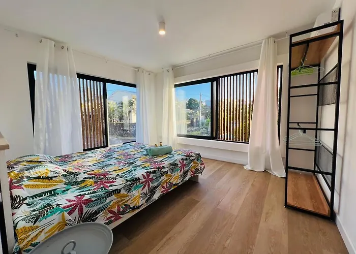 Into The Sun - Modern Holiday Home